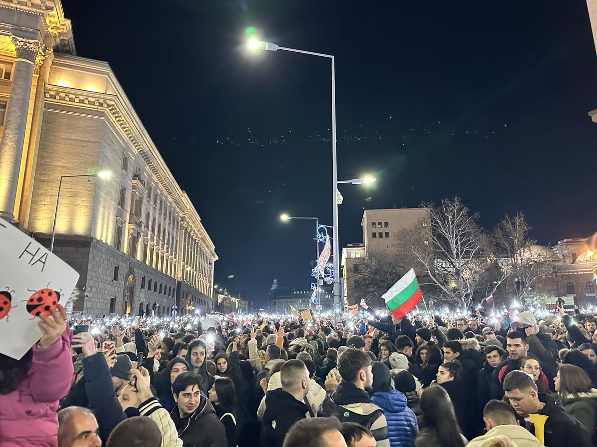 emilageorgiev's tweet photo. Не помня кога за последен протест е събирал толкова много хора. От двете страни на Партийния дом край не се вижда. Емаше съобщения, че от едната страна хората са били по Тодор Александров, а от другата до старата сграда па НС. https://t.co/xOlob24Hj0