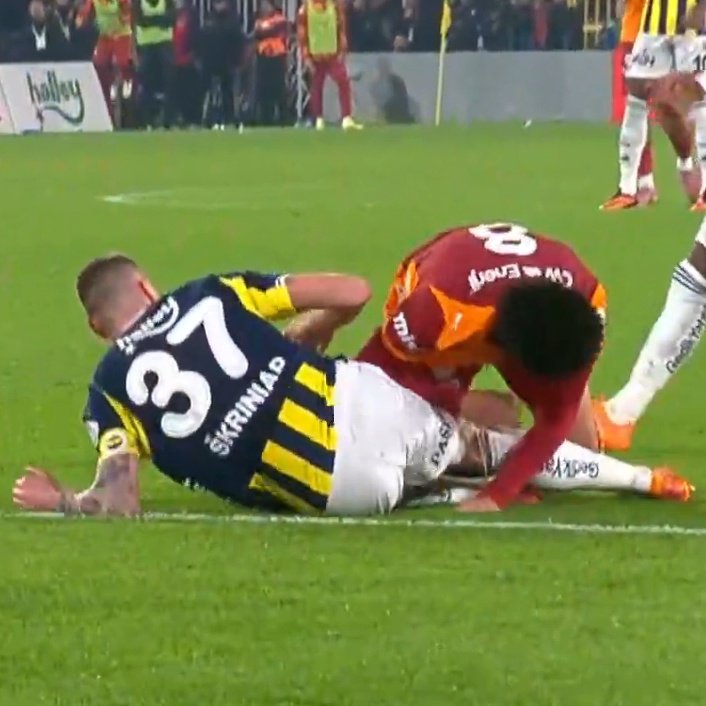 Skriniar hem faul yaptı hem de üstüne düşen Sara'ya tekme attı. beIN Sports tekrarını verdiğinde tekmeyi kesti yayına vermedi.