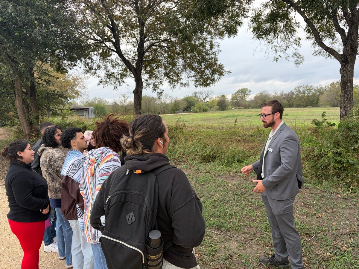 epadilla_jade's tweet photo. Our undergraduate researchers and members of @SACNAS_InterAgu  explored sustainable agriculture at San Antonio, TX thanks to the Food Bank. They also visited the Pearl Farmers Market to explore local foods. A powerful blend of science, sustainability &amp; community  @BIOPROlab https://t.co/cgWigMRJAZ