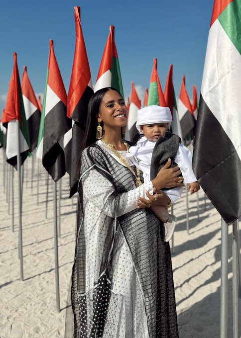 يُعد اليوم الوطني الإماراتي في الثاني من ديسمبر مناسبة لتخليد ذكرى اتحاد عام 1971، حيث تعمّ الاحتفالات أرجاء الدولة وتتزين الشوارع بالأعلام والألوان الوطنية تعبيراً عن الفخر والانتماء. وفي هذه الأجواء، تبرز مدونات الموضة الإماراتيات بإطلالات مستوحاة من التراث لإحياء روح الاتحاد.. إليك أبرز هذه الإطلالات المميزة. للمزيد 