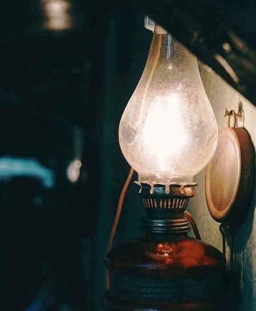 Çıktığım merdivenlerin korkuluğu hiç olmadı,
tutunacak yerim olmamasına alışığım. 
Bir yolunu hep buldum,
yine bulurum...🙋

#Geceye