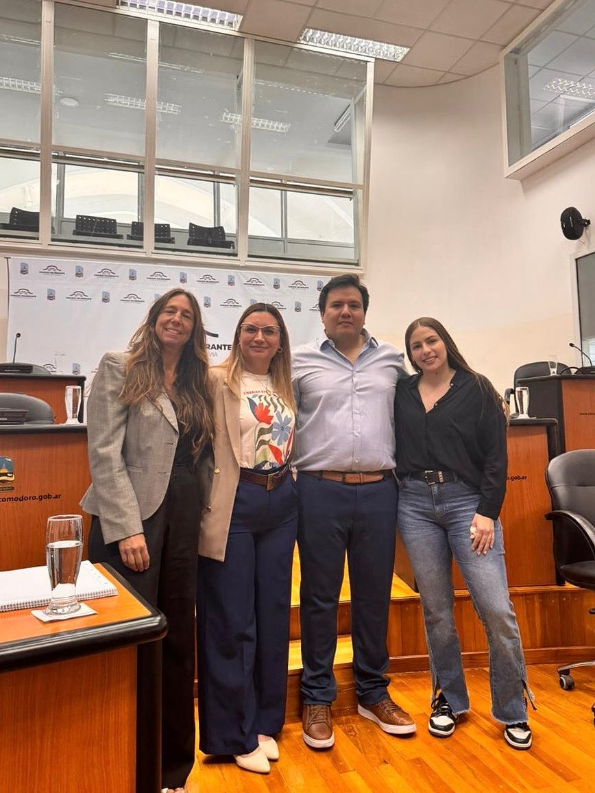 Felicito a Ezequiel García, quien hoy asume por la primera minoría de nuestro bloque “Despierta Comodoro” como parte del ENCOSEP, su trabajo en el equipo viene demostrando su compromiso y aptitud para defender a los comodorenses, y su doble calidad de contador y abogado le