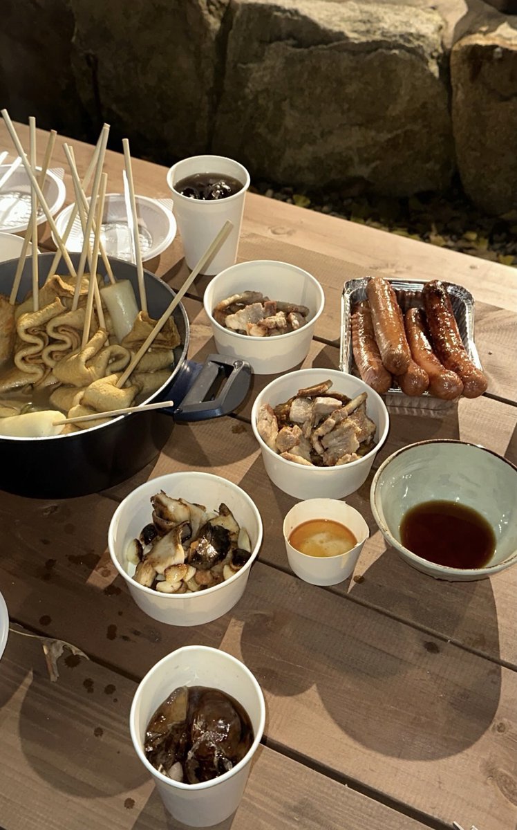 최고의 걸스나잇 스케줄 딱 정리해드림.

1교시 - 트위터 유행음식 먹기 (육회 칼빔면 불닭 유부초밥 콘치즈)

2교시 - 리락쿠마 쿠키로 도넛 꾸미기

3교시 - 선물교환식 (각자 최애캐릭터로 코코아밤 제작핻더요)

4교시 - 바베큐 파티 

이상입니다 ㏊㏊㏊！♫