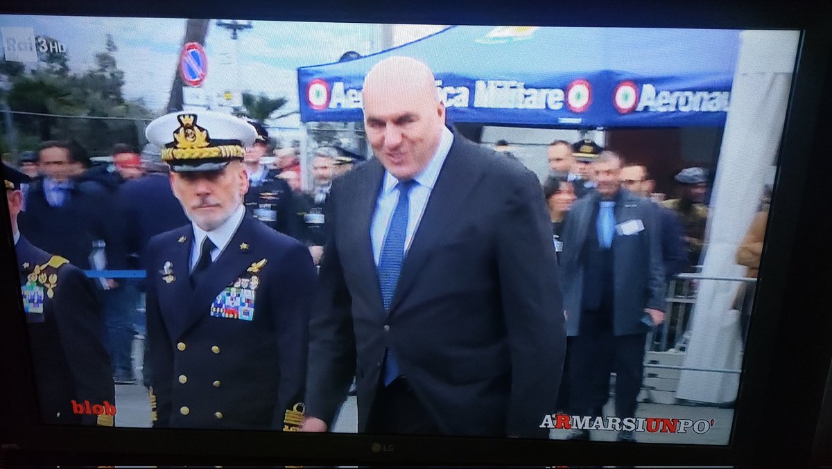 unoenessunoe's tweet image. Volete la #leva obbligatoria o meno? Armatevi e partite voi #blob