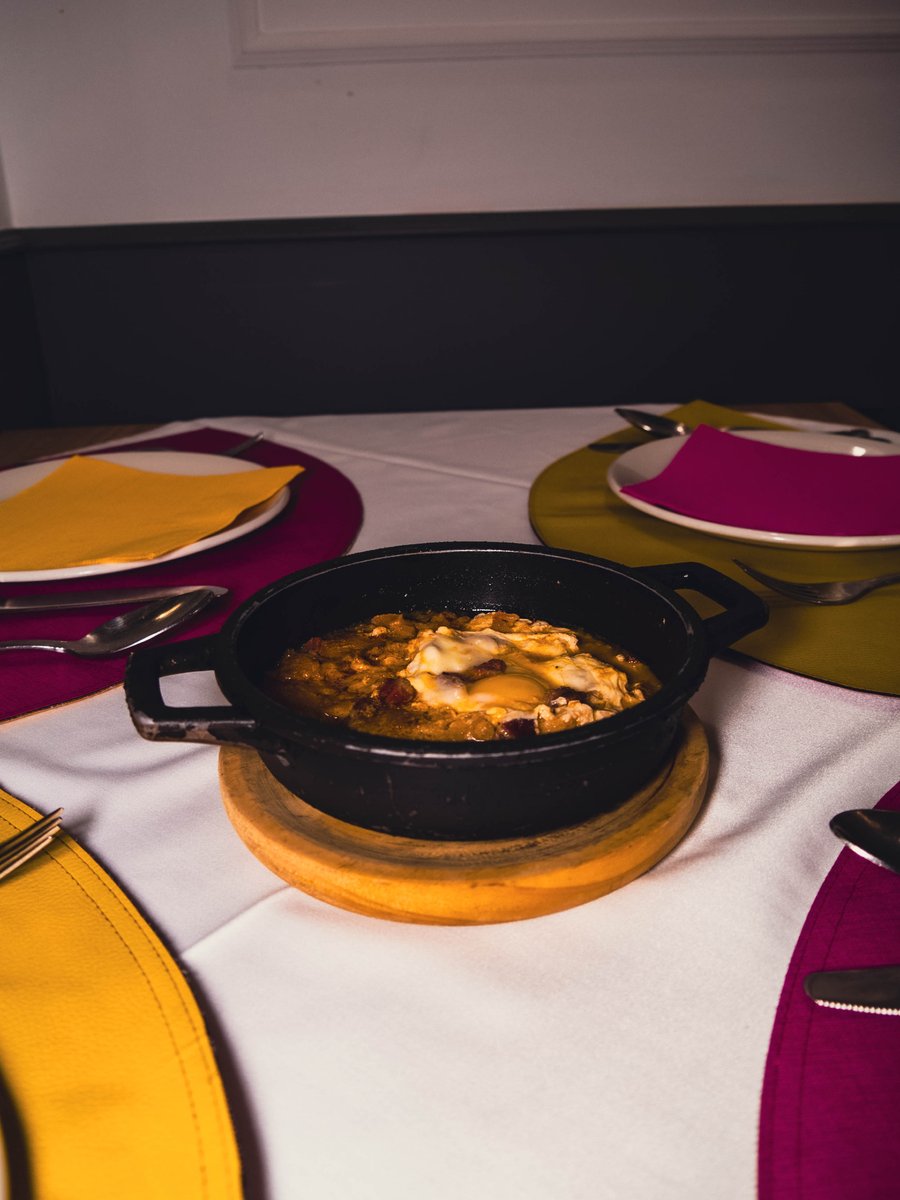 En Nerva la sopa de ajo no es solo un plato: es invierno en cuchara. Ajo, pan, un toque de pimentón y cariño de siempre, listos para reconfortar el cuerpo y el alma en el Barrio de La Victoria.”
#SopaDeAjoEnNerva