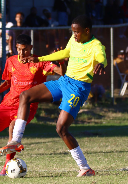 B_Hermann_'s tweet photo. ONE TO WATCH: Vincent Sithole (06,CB, 🇿🇦) Malemodi Sundowns. Huge frame, big engine, elite long passing. Skillful on the ball, aggressive, rapid recovery speed. Raw but high upside modern CB profile. 👀👇 https://t.co/gud91Kbcmc
