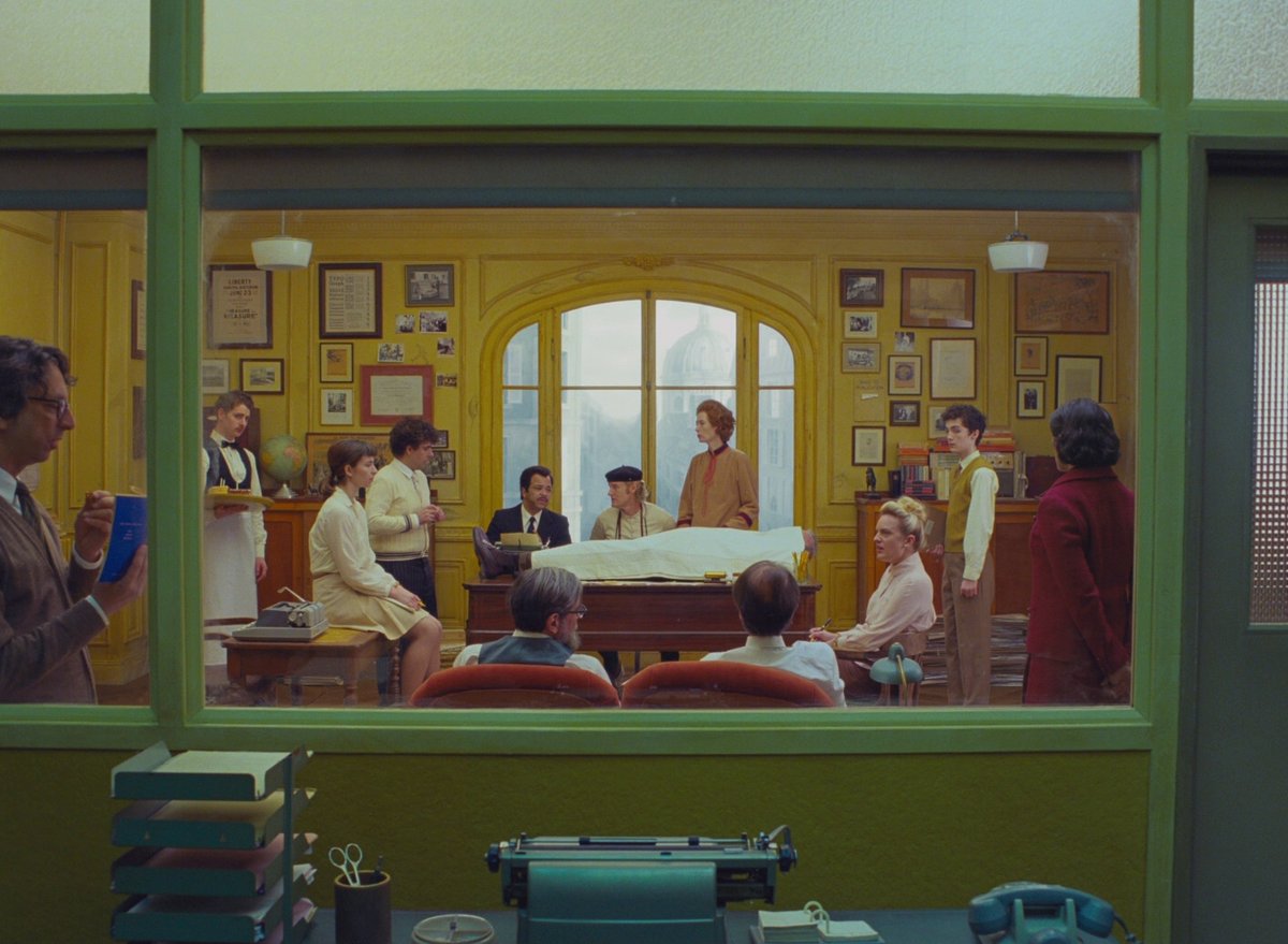 JackOCine's tweet photo. Plus savant que jamais, Wes Anderson offre à sa gazette une forme à tomber par terre, croisement de formats, couleurs, costumes et lignes de fuites toujours plus étonnant. Il manque juste à #TheFrenchDispatch la verve poétique de ses ainés pour pleinement rayonner. https://t.co/wdmG22WxRf