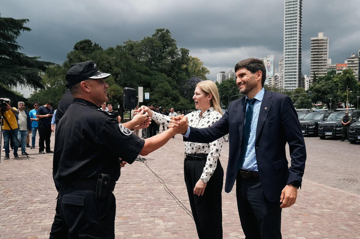 La seguridad es una prioridad para el <a href="/GobSantaFe/">Gobierno de Santa Fe</a> como nunca antes. Hoy entregamos 72 camionetas nuevas para la Policía de Santa Fe que se suman a las más de 2.000 unidades que ya compramos.

Es un orgullo ver que seguimos equipando a esta institución de hombres y mujeres que