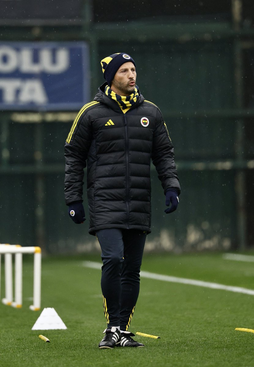 2 pas üst üste yapamayan özürlü oyuncuların da(kendi kurduğu takım değil) amınakoyayım işler iyi giderken editlerini atip saksolayip ilk kötü durumda baska hoca editi atan orospu cocugu fenerlileri de sikeyim. yıkılma hocam sonuna kadar seninleyiz