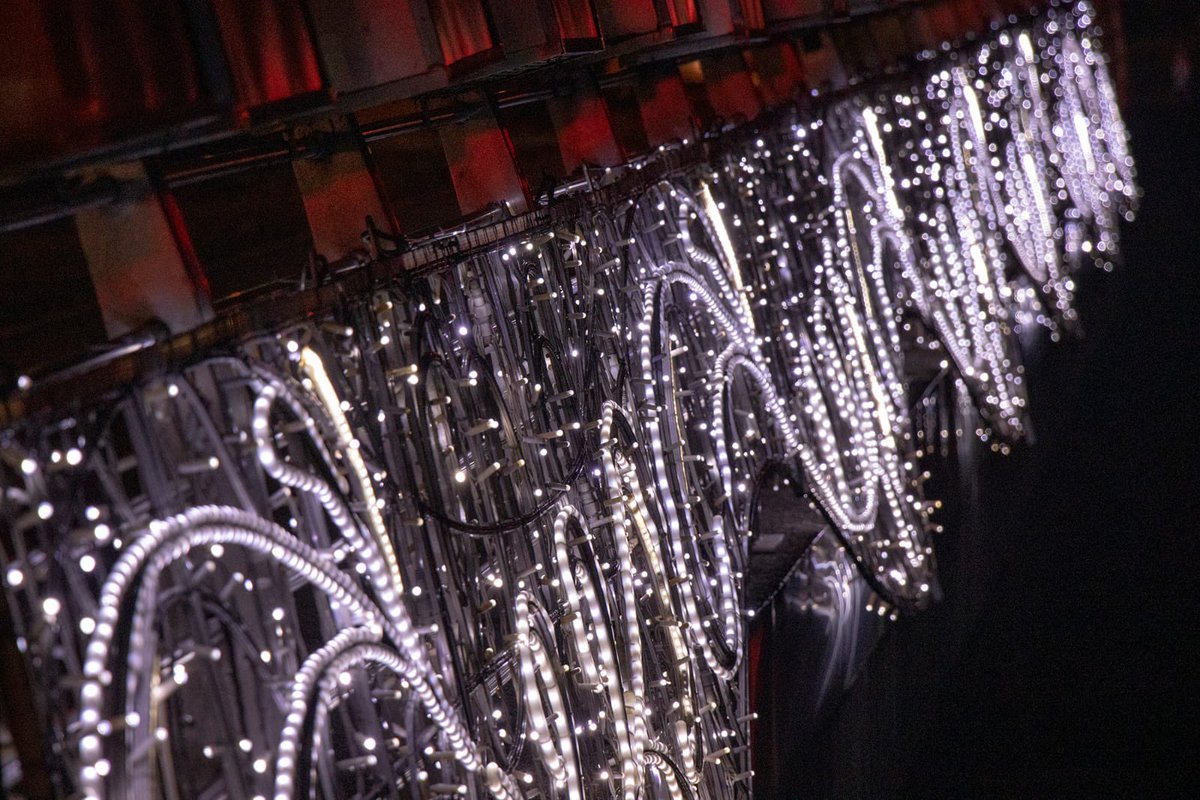 ✨ NOVO SARAJEVO U PRAZNIČNOM RUHU 🎄✨

Dragi sugrađani, povodom predstojećih praznika naše Novo Sarajevo oblači svoje najsvečanije ruho. Ulice, trgovi i javne površine će biti ukrašeni blistavim dekoracijama.

Mostovi našeg Novog Sarajeva zasjali su u punom sjaju, obasjani