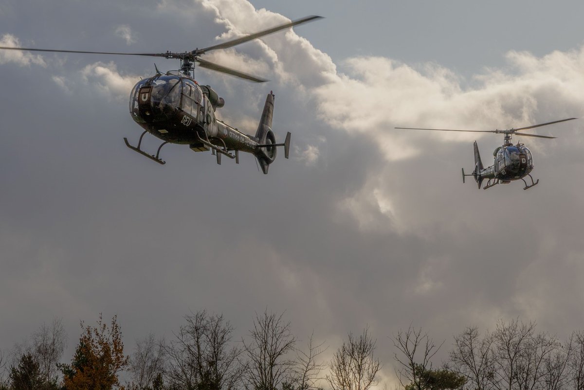 pascalbtr's tweet image. Exercice #SJO25 ! 👍
Les #Gazelle du @1erRHC sont pleinement engagées sur le terrain dans le GAM de l&apos;exercice Small Joint Operation 2025 (SJO25) avec les autres 🚁 de la @4e_BAC !
@COM_ALAT 
📷FB 1er RHC