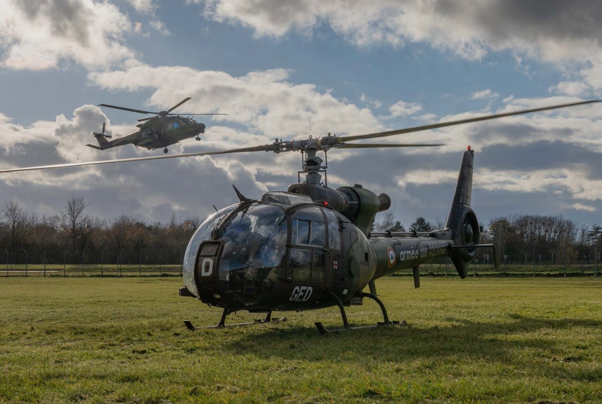 pascalbtr's tweet image. Exercice #SJO25 ! 👍
Les #Gazelle du @1erRHC sont pleinement engagées sur le terrain dans le GAM de l&apos;exercice Small Joint Operation 2025 (SJO25) avec les autres 🚁 de la @4e_BAC !
@COM_ALAT 
📷FB 1er RHC