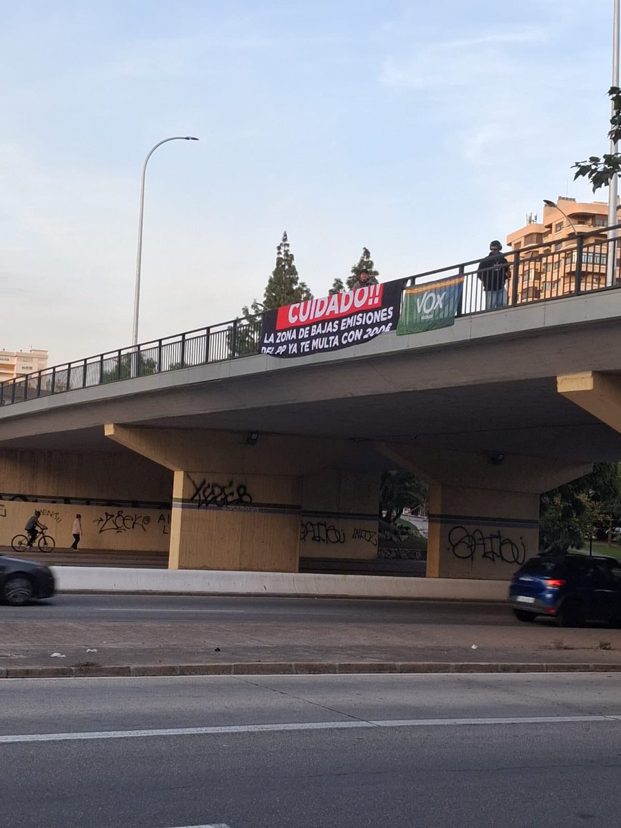 No dejaremos de luchar por cada malagueño, sea del partido que sea, frente a un robo a mano armada por los mismos de siempre.

Un COBARDE Partido Popular que rinde honores a la izquierda. Que abandonó a los malagueños hace tiempo. Que SOLO pelea por mantener sus sillones al igual