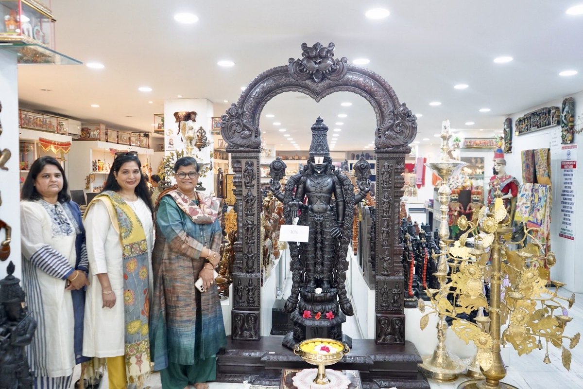 SuchitraElla's tweet photo. Visited today #Lepakshi showroom #Nandagiri Hills #Hyderabad. immense satisfaction & potential, so many artefact’s, skills & products. Will soon enable & enhance new concepts & products to showcase soon #Andhrapradesh
#APHandlooms
#APHandicrafts
#APCMO #NCBN, #NaraLokesh https://t.co/FVYdBolYEB