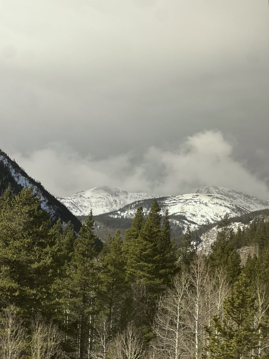 Alessankele's tweet image. The snow-capped mountains always call to me. Outside, people are skiing, while inside, it's my peaceful moment. This is how I like to travel in winter. #MountainTrips #Skiing