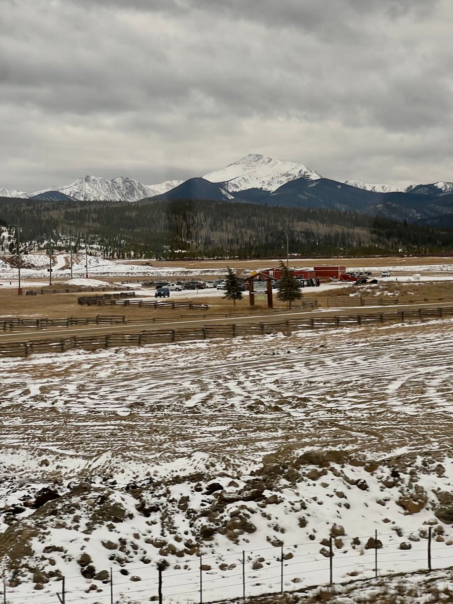 Alessankele's tweet image. The snow-capped mountains always call to me. Outside, people are skiing, while inside, it's my peaceful moment. This is how I like to travel in winter. #MountainTrips #Skiing