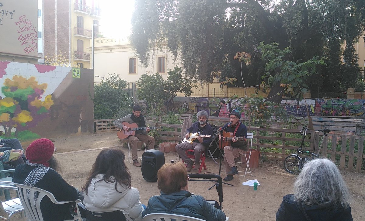 🔉 Dissabte 29N jornada de reivindicació, debat i música.

Vam parlar amb el <a href="/bcnuej/">BCNUEJ</a>  d’ecologia, gentifricació, autogestió i lluita.

Desprès vermut amb música de #JordiBertran i #AleixGarriga 🎶🎸

El 13 desembre ➕ ...visita @salvemalzina.

Jardí Sí 🌳: Pisos i Placeta No 🏗🆘