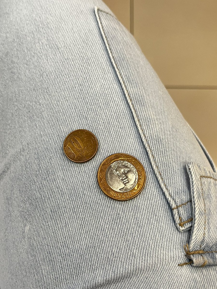 readyoumindr's tweet photo. e hj q simplesmente fui numa loja comprar um doce e aí enquanto eu tava escolhendo TAVAM LA ESSAS DUAS MOEDAS nem amo https://t.co/V2HBoubCbS