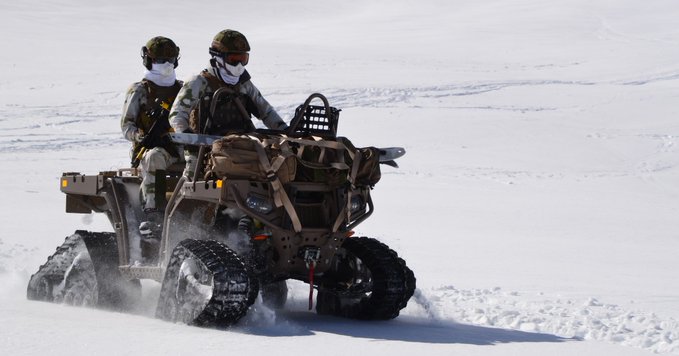 pascalbtr's tweet image. Des petits véhicules parfaitement adaptés au terrain de la @27bim 😉