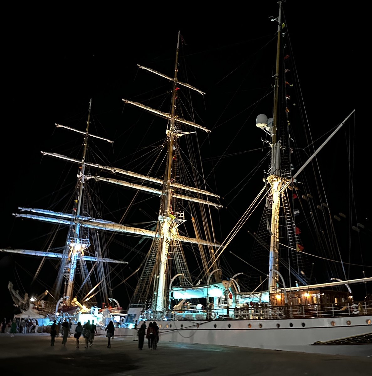 hyebin_i's tweet image. I was able to be disconnected from the world for a while, find myself and discover what the meaning of living life is, or at least my mission here, I met people who in such a short time earned a place in my heart and it will be impossible to forget, thank you statsraad lehmkuhl