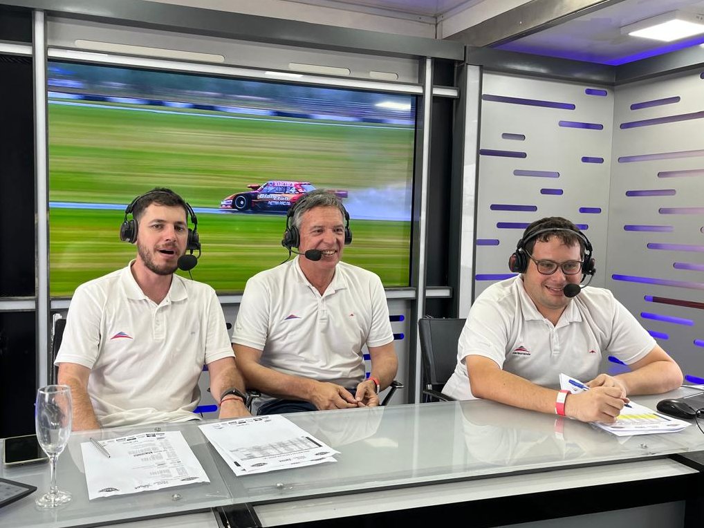 El sábado me di el gusto de tener a mis dos compañeros de cabina juntos. <a href="/Maxi_Bibbo/">Maximiliano Bibbó</a> me acompaña durante todas las transmisiones del <a href="/Procar_4000/">Procar4000</a> y se nos sumó <a href="/andresperco1/">Andres Perco</a>, referente y maestro, quien me acompaña durante todo el año con el <a href="/TopRaceOk/">Top Race</a>