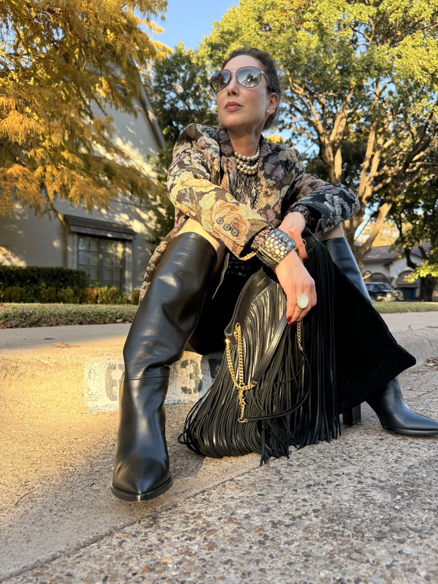 CarlaRockmore's tweet image. Blooming without apology. This floral jacket is my whole personality today.

Jacket: Smythe 
Pants: Zara
Boots: Gianvito Rossi
Bag: YSL

#fallfashion