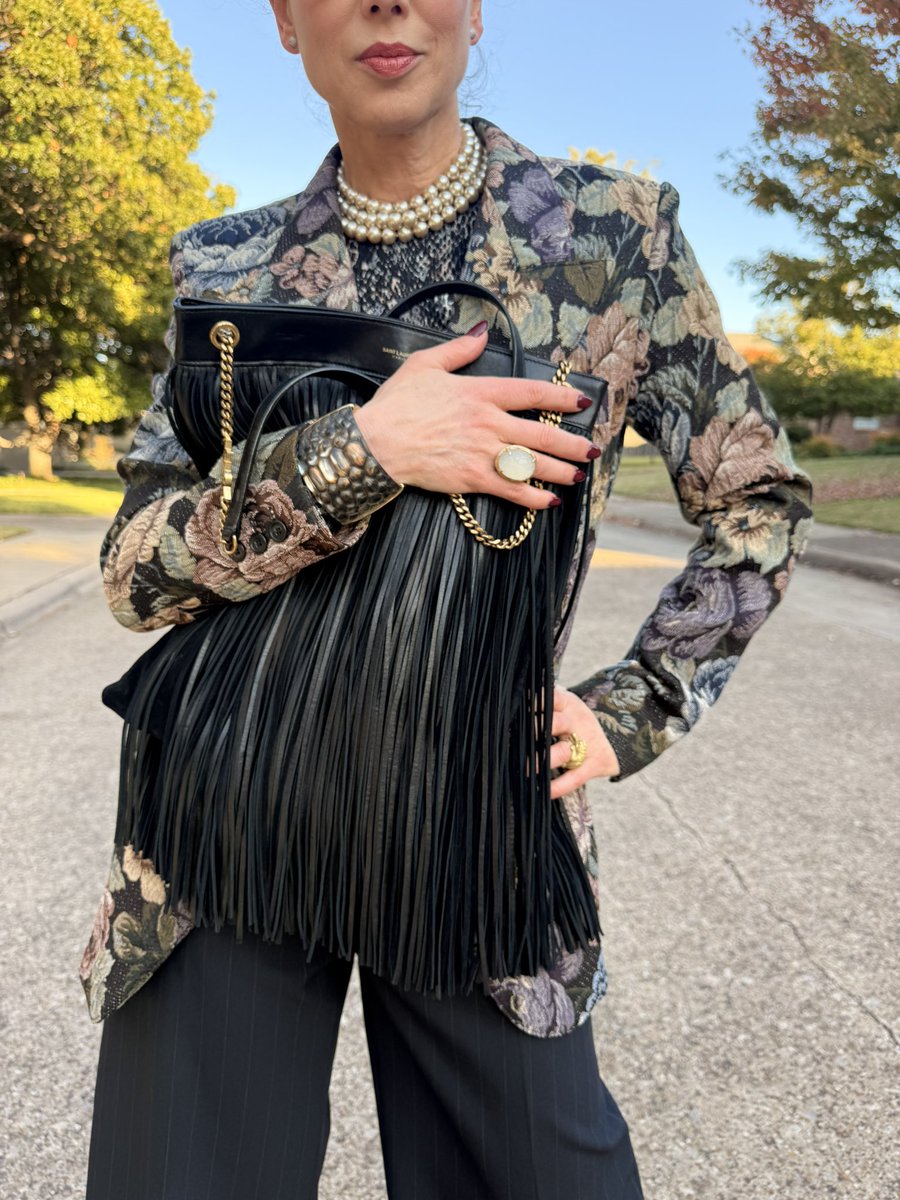 CarlaRockmore's tweet image. Blooming without apology. This floral jacket is my whole personality today.

Jacket: Smythe 
Pants: Zara
Boots: Gianvito Rossi
Bag: YSL

#fallfashion