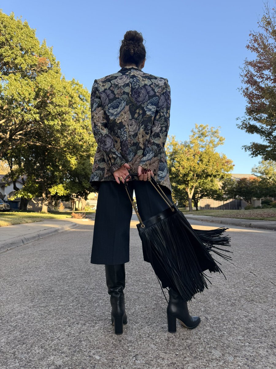 CarlaRockmore's tweet image. Blooming without apology. This floral jacket is my whole personality today.

Jacket: Smythe 
Pants: Zara
Boots: Gianvito Rossi
Bag: YSL

#fallfashion
