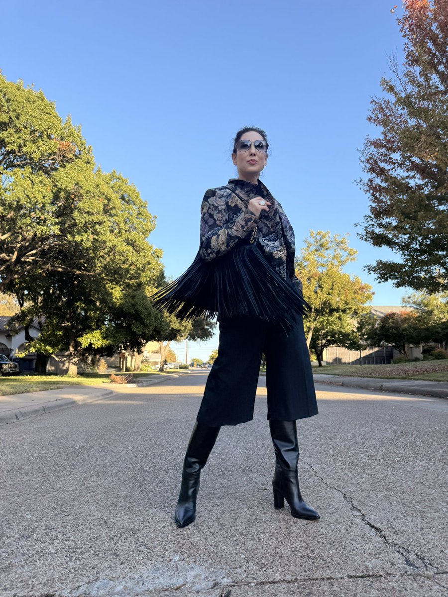 CarlaRockmore's tweet image. Blooming without apology. This floral jacket is my whole personality today.

Jacket: Smythe 
Pants: Zara
Boots: Gianvito Rossi
Bag: YSL

#fallfashion