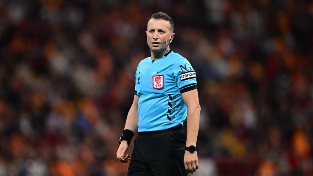 Erinç Bilican: “Galatasaray yönetiminin bir görevi var önümüzdeki saatlerde. Yasin Kol'un hakemliğini bitirmek. Bu işi yapamayan yönetim artık Galatasaray'ın hakları falan hiç konuşmasın. Bu akşamdan tezi yok, Galatasaray yönetimi bu işi yapmalıdır.”