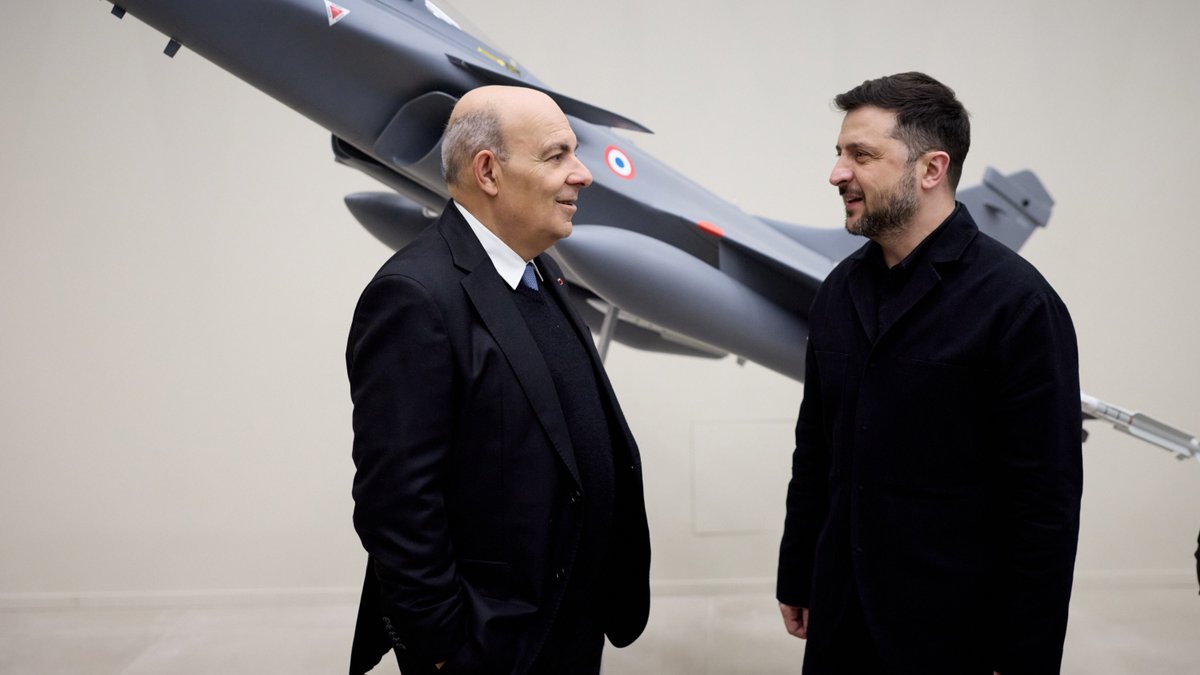 ZelenskyyUa's tweet image. Зустрівся з президентом і головним виконавчим директором авіакосмічної компанії Dassault Aviation Еріком Трапʼє та оглянув виробничі потужності підприємства.

Обговорили перспективні напрями співпраці, можливості локалізації в нашій країні та технічні характеристики літаків…