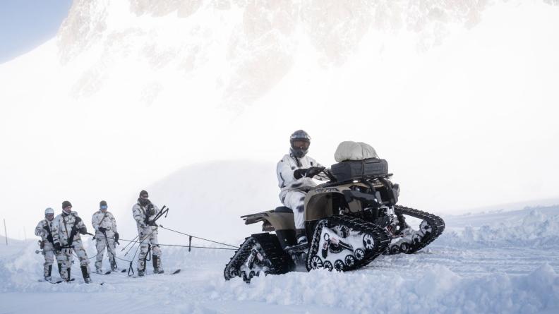 pascalbtr's tweet image. Des petits véhicules parfaitement adaptés au terrain de la @27bim 😉