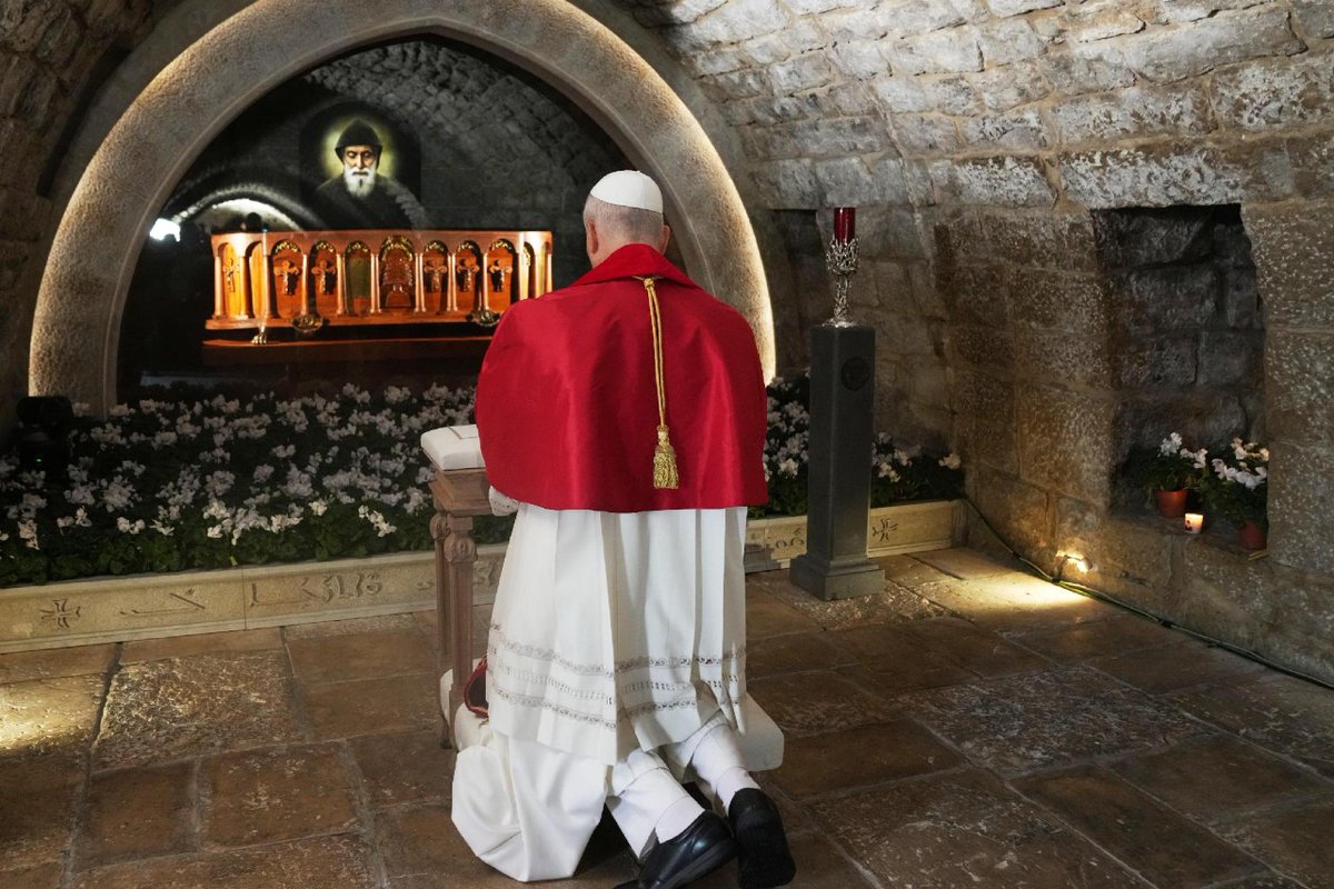 “San Charbel non ha mai smesso di intercedere per noi presso il Padre Celeste. 

Oggi vogliamo confidare all’intercessione di San Charbel i bisogni della Chiesa, del Libano e del mondo”.

~ Papa Leone XIV
01/12/2025