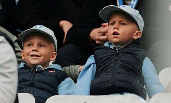 Frans och Oliver brinner för fotboll och särskilt för MFF.

Nu vill Frans och Oliver uppmana alla som älskar fotboll, oavsett vilket lag man hejar på, att vara med och samla in pengar till barns rätt att gå i skolan. 

Dela gärna vidare 🩵

bossan.musikhjalpen.se/mff-broedernas…