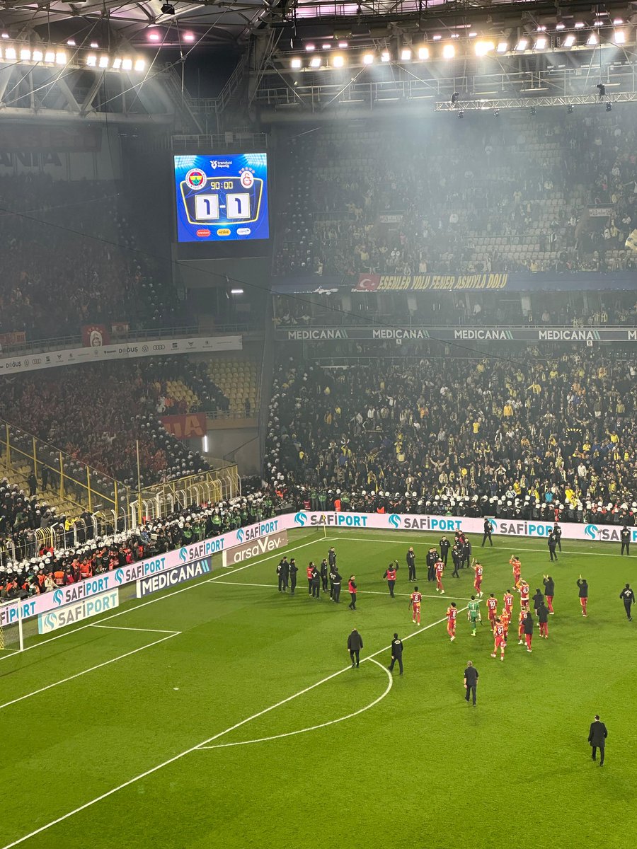 Derbi üzerine çok fazla yorum yapmaya gerek yok. Yasin Kol'un istediği oldu ve karşılaşma 1-1 sona erdi. Tüm takdir haklarını Fenerbahçe'den yana kullanan, 1 kırmızı en az 3 sarı kartı es geçen Kol, enteresan bir şekilde küfürlerle uğurlandı Kadıköy'den. #FBvsGS #derbi