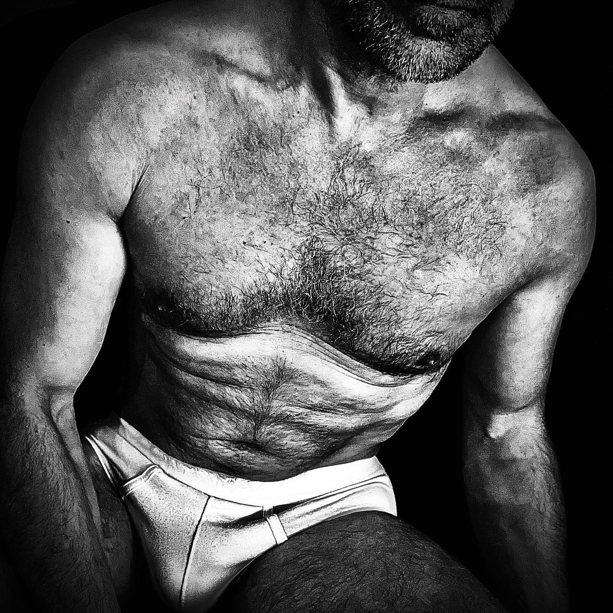 55 ans... photo noir et blanc pour ne pas voir le poil blanc... 
#gaytoulouse #gayover50 #poilblanc