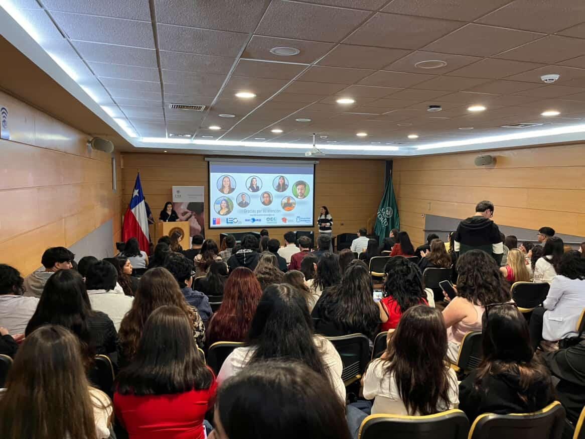 CIDCLUV's tweet photo. La Dra. María Francisca Alonso, presentó como Conferencista Magistral en el X Encuentro Nacional de Estudiantes de Fonoaudiología de la Universidad Santo Tomás.
@uvalpochile. https://t.co/Dh1NAne7d8