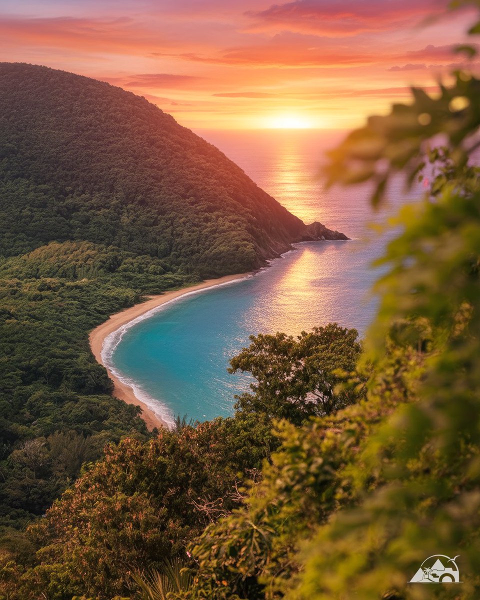 Photo d'un couché de soleil que j'ai réalisé récemment depuis la section Potier à Deshaies, qui a une vue incroyable sur la plage de Grande Anse. #Sunset #Guadeloupe