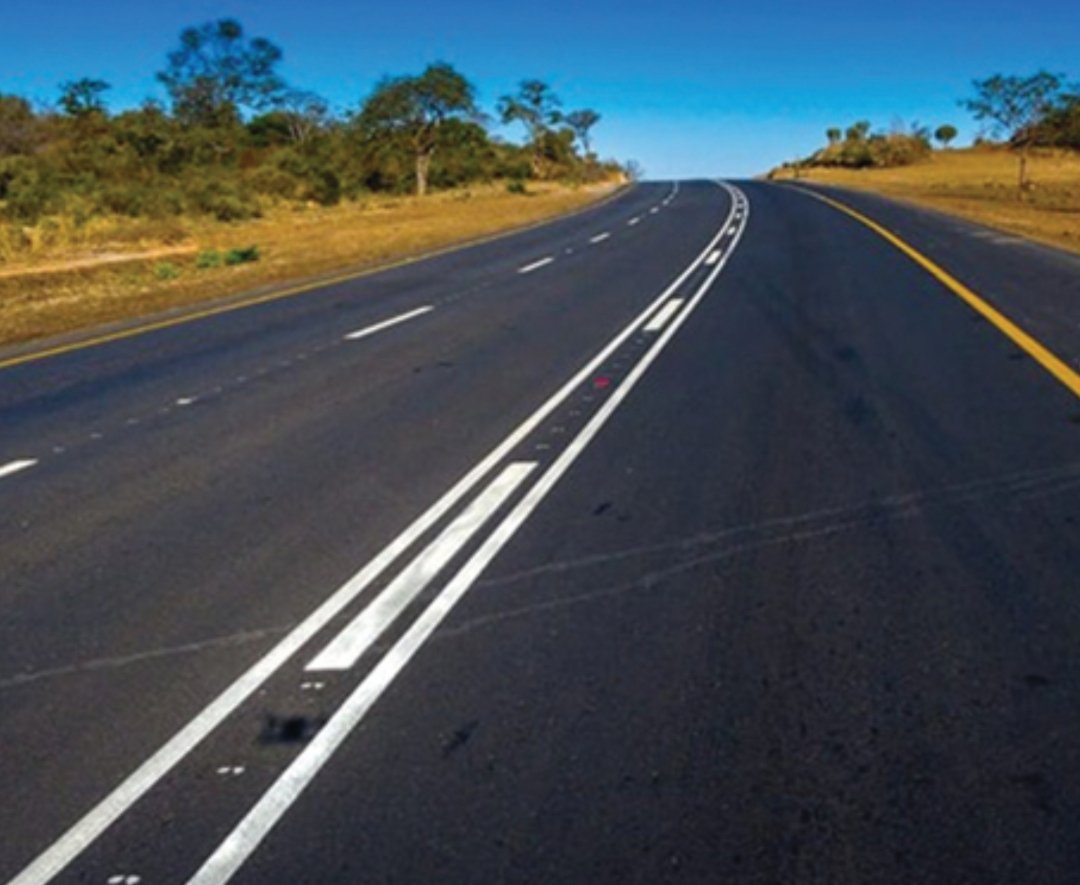 MulakazuvaL's tweet photo. Over 539.2 km of the Harare-Masvingo-Beitbridge Highway is now complete and open to traffic with only 43 km left to go. The project which part of the Emergency Road Rehab Program 2 (ERRP2) involves dualising, upgrading, and tolling the highway to boost regional trade and safety. https://t.co/o7VNOMugN3