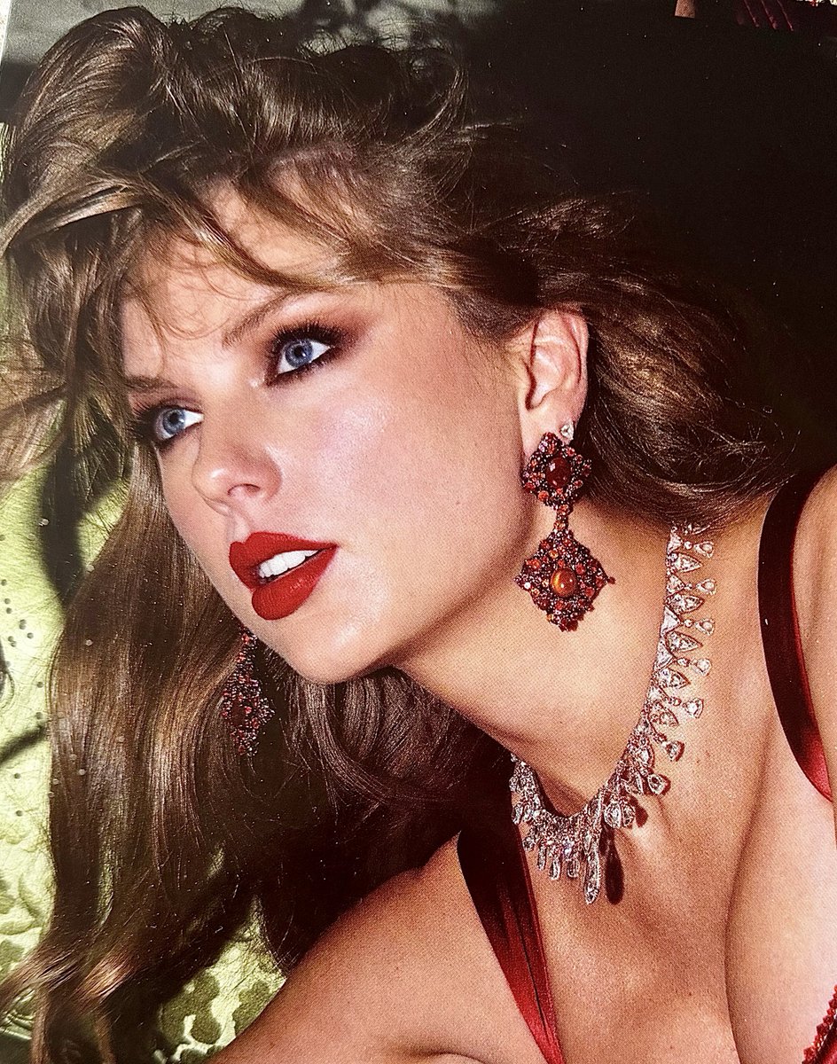 moonlithoax's tweet image. the type of face you’d put in a heart shaped locket before you go to war