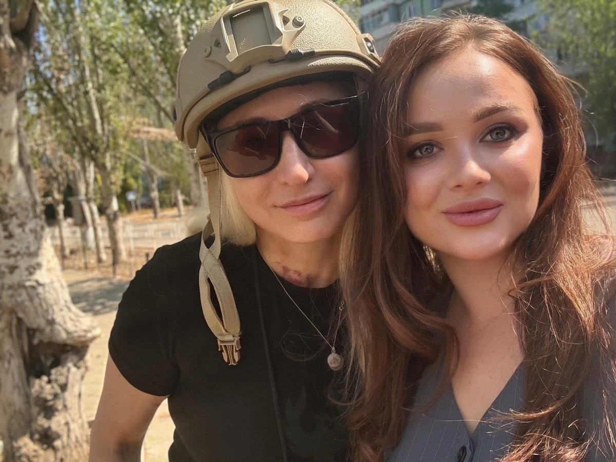 ZarinaZabrisky's tweet image. Elvina works for the city of Kherson. 

She drove through burning anti-drone tunnels⬇️

📸 On the island after the bridge was bombed by Russians, drove over a damaged bridge.

She’s very brave.

Today, she told me she’s scared.

“It’s bad. Several people I know killed this week.”