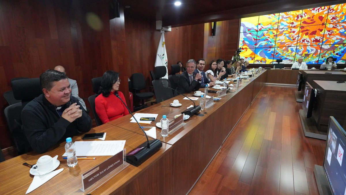 INAMI_mx's tweet photo. Se llevó a cabo la Cuarta Sesión Ordinaria del Consejo Ciudadano 📣 del #INM, encabezada por el comisionado @SergioSalomonC y el presidente de dicho órgano, Salvador Guerrero Navarro. 

Con la participación de representantes de la sociedad civil y organismos internacionales, se expusieron los avances en las acciones para atender el fenómeno migratorio bajo el modelo de movilidad humana, comprometida con una gestión integral y eficiente. ✅

Mediante el diálogo y la construcción de acuerdos, fortalecemos el trabajo conjunto con la ciudadanía a favor de la protección de los derechos humanos de las personas migrantes. 🇲🇽🤝🌎