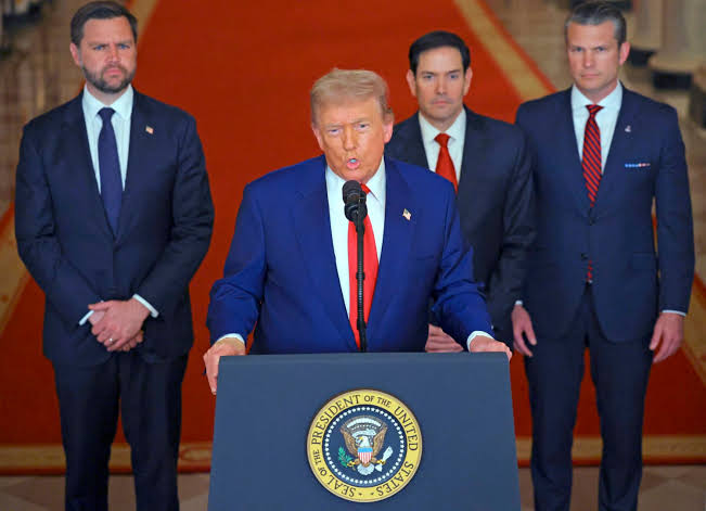 DIFUNDELOYA's tweet photo. 🚨¡ÚLTIMA HORA VENEZUELA!🚨🇻🇪
 
URGENTE —¡LO ÚLTIMO! 🇻🇪 🇺🇸 — REUTERS:

Acaba de finalizar la reunión de Trump con miembros de su gabinete y oficiales de seguridad para hablar sobre la estrategia ante Venezuela.

🔴 ¡ACCIONES INMINENTES CONTRA LOS NARCOTERRORISTA EN VENEZUELA! 🔴 https://t.co/GWUFjvg9d4