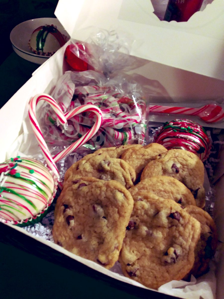 glitterbugg's tweet image. It’s that time of year again! The holidays upon us and what better way to celebrate than with shine goodies! So why not treat yourself or your loved one to treat box or cocoa bomb set. Message me if you want to order!