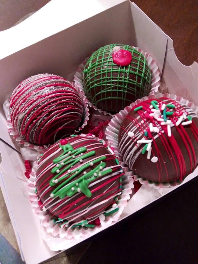 glitterbugg's tweet image. It’s that time of year again! The holidays upon us and what better way to celebrate than with shine goodies! So why not treat yourself or your loved one to treat box or cocoa bomb set. Message me if you want to order!