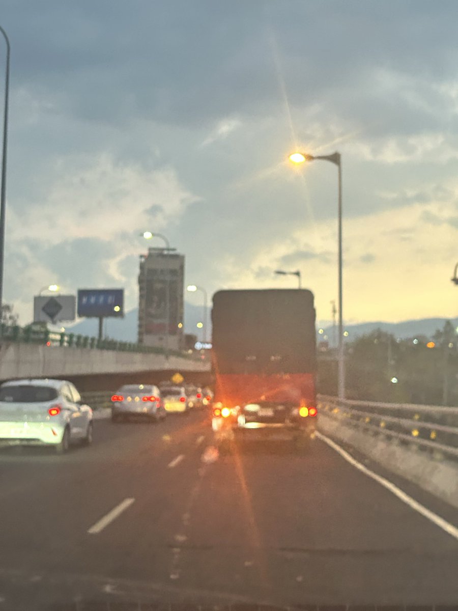 sof_mndez's tweet photo. @UCS_GCDMX @LaSEMOVI @SSPCMexico @ClaraBrugadaM  Hola buenas tardes, serían tan amables de informarme a partir de cuándo se permite el acceso al segundo piso de este tipo de vehículos, por favor? Motos, motonetas, camiones de carga entre otros. Gracias de antemano x https://t.co/yfF4yr9bk6