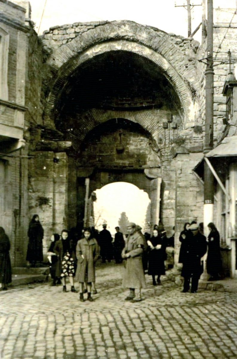 1894 depremi İstanbul'daki pekcok yapıya zarar vermişti. Biri de surlardi. Ilk foto deprem öncesi Edirnekapi. Ortadaki foto, depremden hemen sonra Edirnekapi'daki hasarı gösteriyor. Sonuncusu ise 1930larin Edirnekapisi. İçten ve surdışindan.