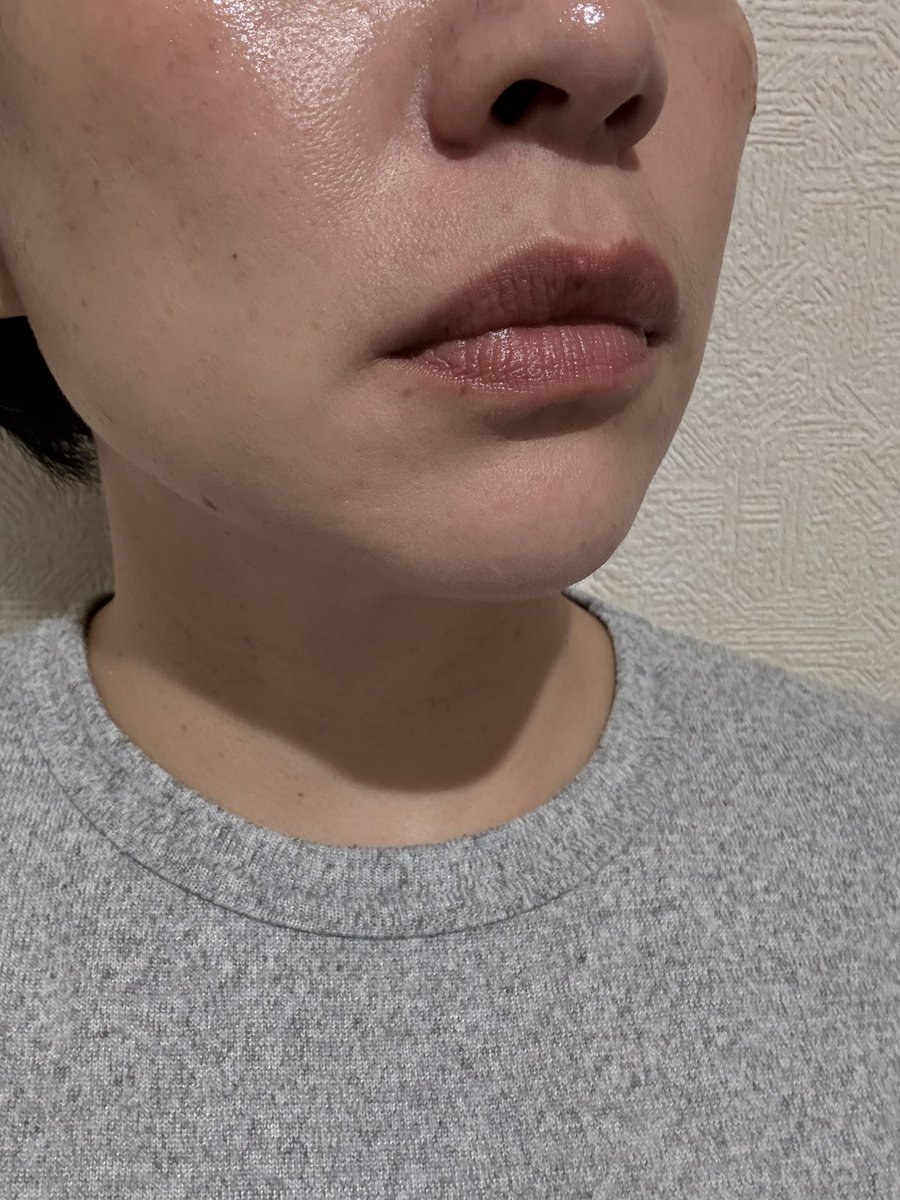 marimo4537's tweet image. Celvokeの新作リップ。
箱、良いなぁ。
色は伊勢丹限定を選んだ。
厚く乗るタイプではなく付きが軽い。ミューテッドグロウというだけあり、完全マットではなくささやかに少し艶もある。
#Celvoke 
#コスメ購入品