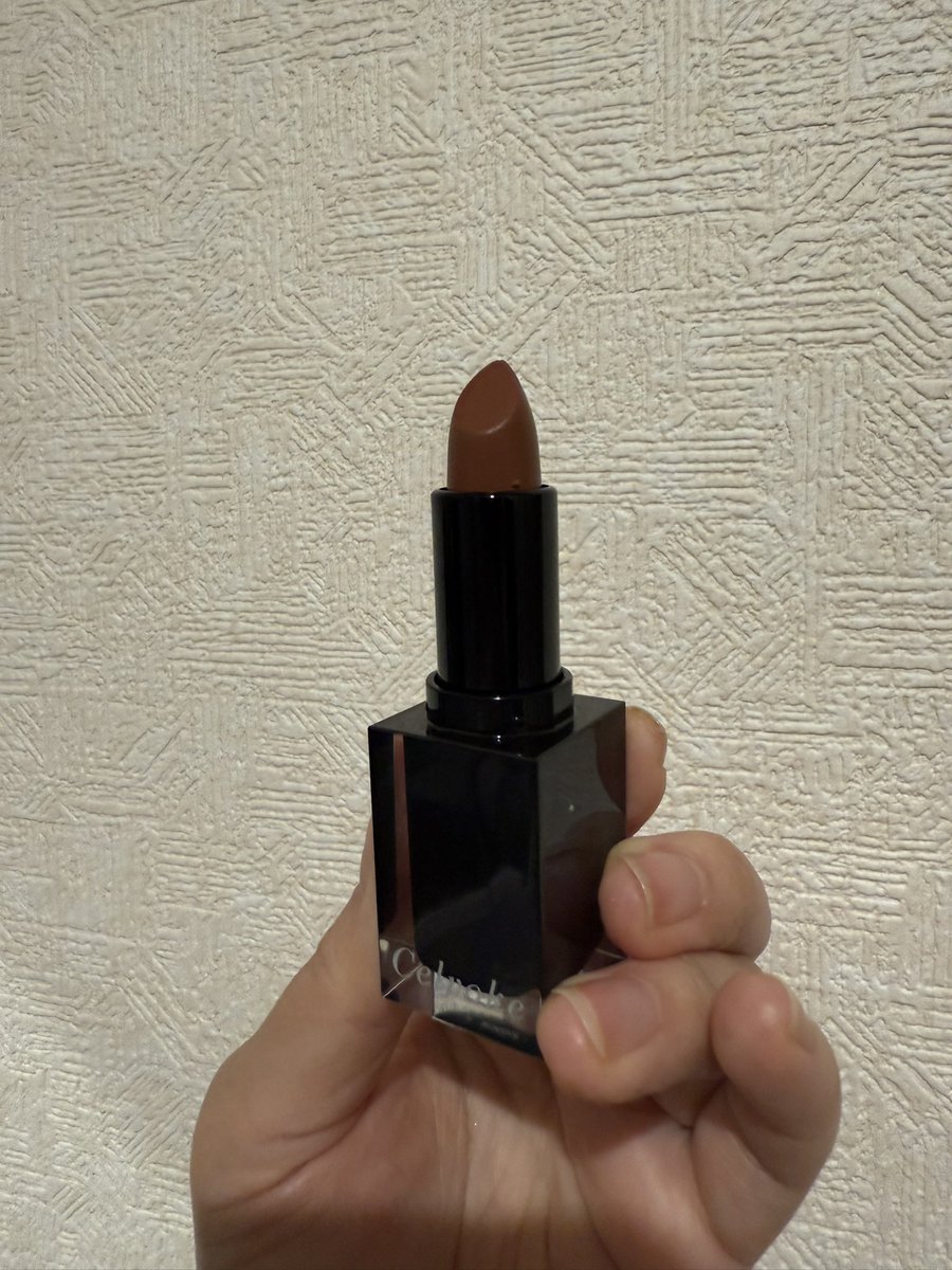 marimo4537's tweet image. Celvokeの新作リップ。
箱、良いなぁ。
色は伊勢丹限定を選んだ。
厚く乗るタイプではなく付きが軽い。ミューテッドグロウというだけあり、完全マットではなくささやかに少し艶もある。
#Celvoke 
#コスメ購入品