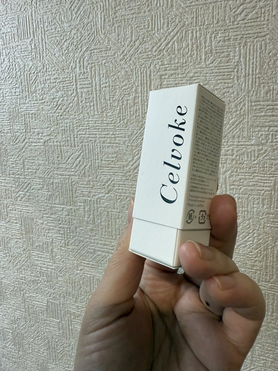 marimo4537's tweet image. Celvokeの新作リップ。
箱、良いなぁ。
色は伊勢丹限定を選んだ。
厚く乗るタイプではなく付きが軽い。ミューテッドグロウというだけあり、完全マットではなくささやかに少し艶もある。
#Celvoke 
#コスメ購入品